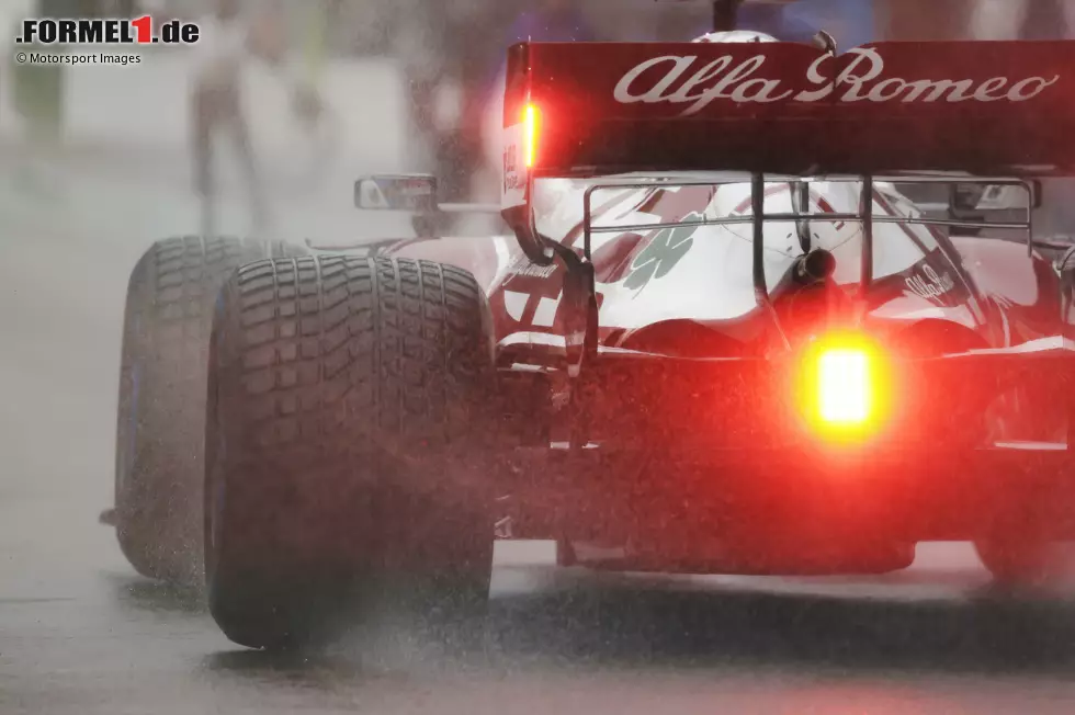 Foto zur News: Kimi Räikkönen (5): Ein Bremsdefekt kostete ihn wichtige Trainingszeit im Nassen, ja, aber wer zum 17. Mal in Spa ein Qualifying fährt, sollte die Regenlinie kennen. Zählt also nur bedingt als Ausrede. Abzug auch für den Crash bei der Boxeneinfahrt und für einen Dreher im Training. P19 im Quali macht den Rest ...