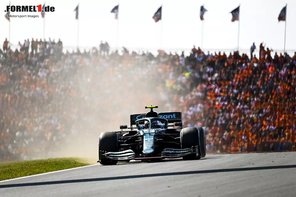 Foto zur News: Sebastian Vettel (4): Seine Leistung im Qualifying war dürftig, das frühe Aus der Sargnagel für sein Wochenende in Zandvoort. Im Rennen leistete er sich einen Dreher im Zweikampf und verlor Positionen. Und wir haben durchaus überlegt, Vettel dafür mit weniger abzuspeisen als mit einer Vier ...