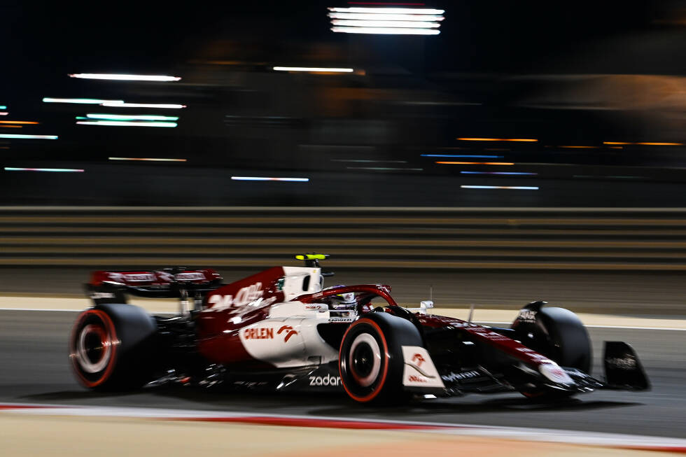 Foto zur News: 3. Guanyu Zhou (Alfa Romeo): Platz zehn beim Großen Preis von Bahrain 2022 in Sachir