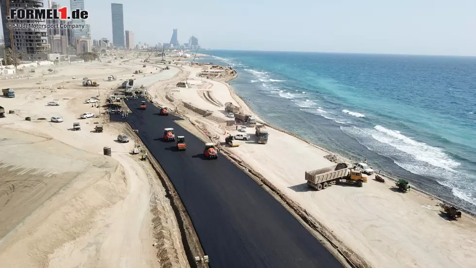 Aktuell ist der Ort aber vor allem eines: Eine große Baustelle. Erste Asphaltschichten werden aufgetragen, von Tribünen und prachtvollen Gebäuden ist aktuell aber noch wenig zu sehen. Foto zur News: Aktuell ist der Ort aber vor allem eines: Eine große Baustelle. Erste Asphaltschichten werden aufgetragen, von Tribünen und prachtvollen Gebäuden ist aktuell aber noch wenig zu sehen.