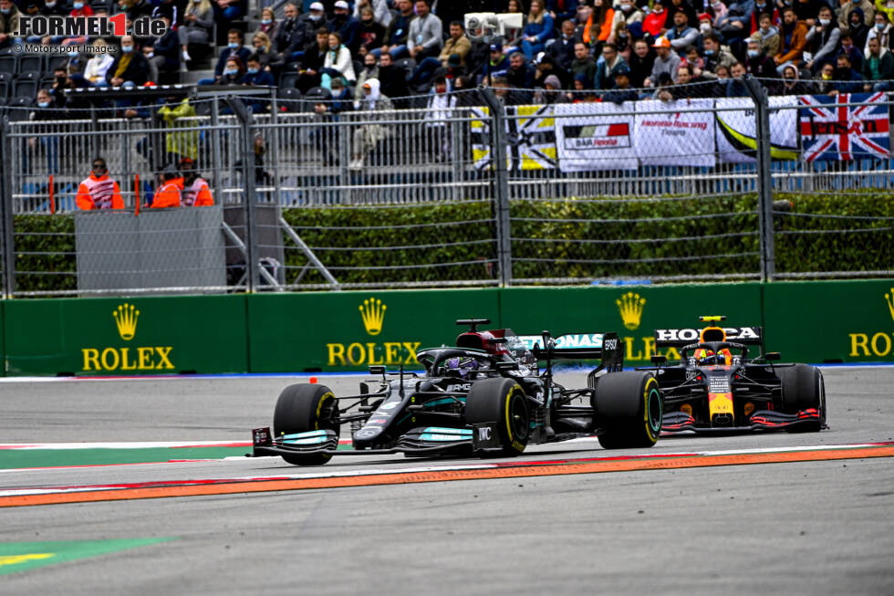 Foto zur News: Der WM-Kampf zwischen Mercedes und Red Bull, zwischen Lewis Hamilton und Max Verstappen geht in die entscheidende Phase. Beide Teams versuchen, auf den letzten Metern noch einen entscheidenden Vorteil zu erlangen. Vor allem beim Set-up werden die Spielereien deutlich.
