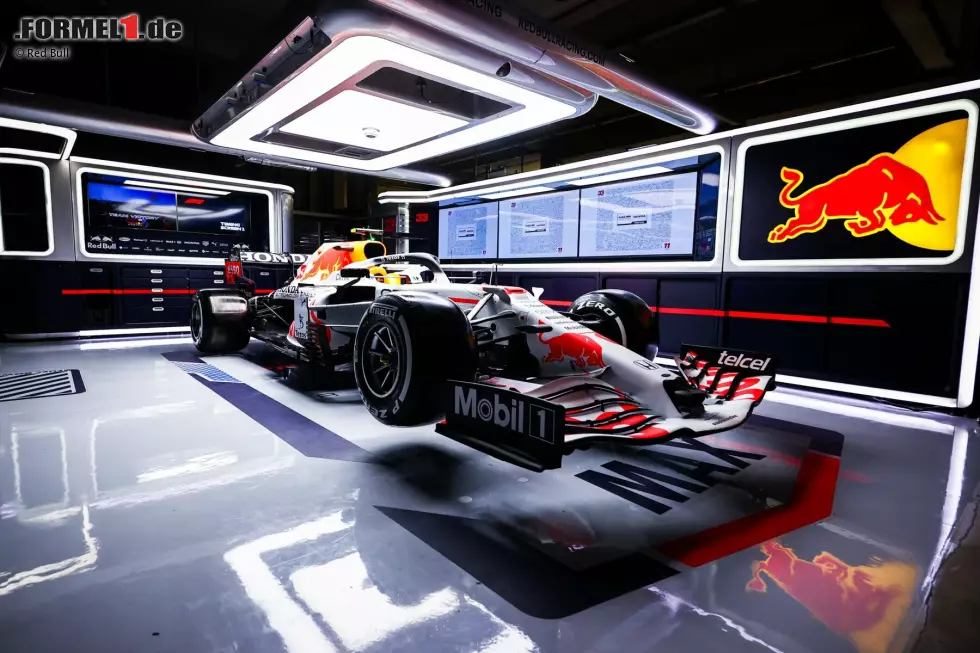 Foto zur News: Als Hommage an den scheidenden Motorenpartner Honda fährt Red Bull beim Grand Prix der Türkei 2021 mit einer weißen Speziallackierung. Sie ist vom Honda RA 272 inspiriert, der als erstes japanisches Auto in der Formel 1 1965 ein Rennen gewann.