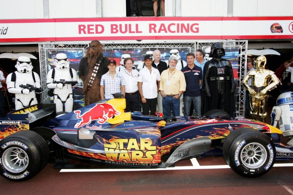 Foto zur News: 2005 ist man im Star-Wars-Fieber und lässt im Rennen sogar von Storm Troopern die Reifen wechseln.