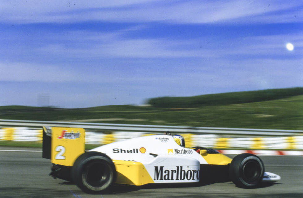 Foto zur News: Ja, ihr seht richtig: Der McLaren ist tatsächlich gelb! In Portugal 1986 rückt der Rennstall von einem der heute bekanntesten Formel-1-Designs ab und färbt das Auto kurzerhand um. Auch hier ist der Zigarettensponsor &quot;schuld&quot;: Mit dem Gelb möchte man das neue Produkt &quot;Marlboro Lights&quot; bewerben.
