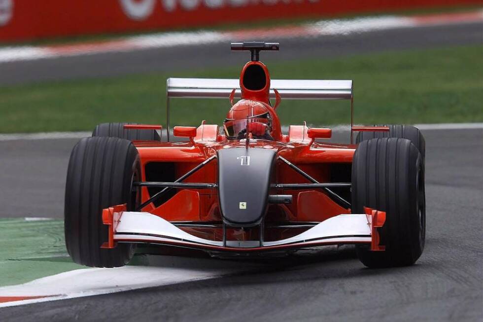 Foto zur News: Ganz ohne Sponsoren kommt Ferrari 2001 in Monza aus. Es ist das erste Rennen nach den Terroranschlägen am 11. September. Als Zeichen der Trauer fährt die Scuderia mit einer schwarzen Nase und verzichtet komplett auf Werbeaufkleber.