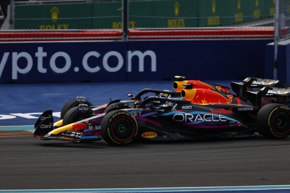 Foto zur News: 2023 setzen die Bullen in Miami auf ein Sonderdesign. Mit Erfolg: Max Verstappen und Sergio Perez fahren mit der bunten Lackierung einen Doppelsieg für Red Bull ein.