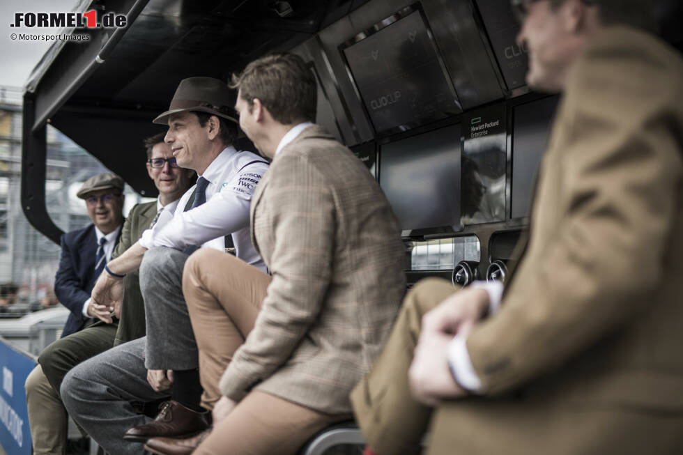 Auch die Führungsebene um Motorsportchef Toto Wolff kleidet sich an dem Wochenende passend im Retro-Look. Genutzt hat es Mercedes beim Heimspiel nichts: Nach diversen Pannen kommt das Team gerade einmal mit zwei Pünktchen nach Hause und erlebt das schlechteste Wochenende des Jahres. Auch die Führungsebene um Motorsportchef Toto Wolff kleidet sich an dem Wochenende passend im Retro-Look. Genutzt hat es Mercedes beim Heimspiel nichts: Nach diversen Pannen kommt das Team gerade einmal mit zwei Pünktchen nach Hause und erlebt das schlechteste Wochenende des Jahres.