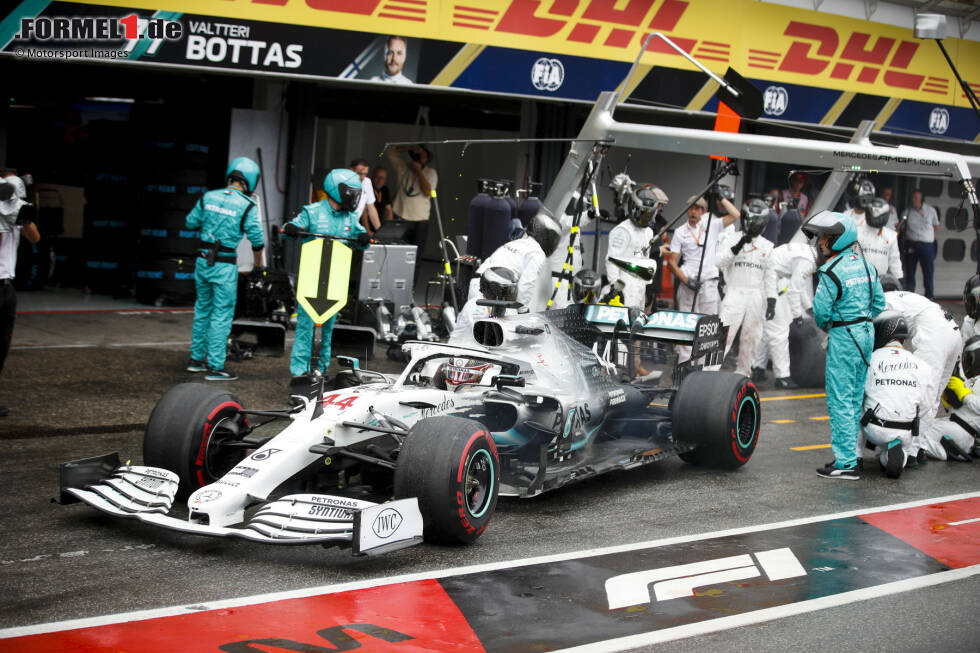 Ebenfalls im Retro-Design ist Mercedes 2019 in Hockenheim unterwegs. Um seinen 200. Grand Prix und 125 Jahre Motorsport zu feiern, erinnert der Rennstall an eine alte Legende und kratzt quasi den weißen Lack vom silbernen Auto - wie in der Geschichte um den Ursprung der Silberpfeile. Ebenfalls im Retro-Design ist Mercedes 2019 in Hockenheim unterwegs. Um seinen 200. Grand Prix und 125 Jahre Motorsport zu feiern, erinnert der Rennstall an eine alte Legende und kratzt quasi den weißen Lack vom silbernen Auto - wie in der Geschichte um den Ursprung der Silberpfeile.