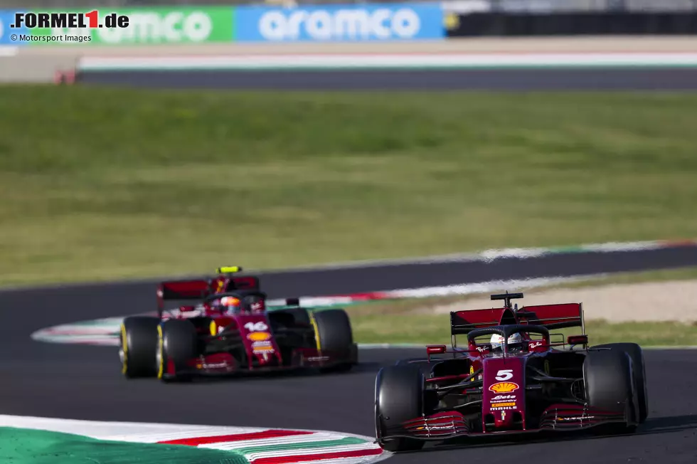 Foto zur News: Etwas unauffälliger sind die Veränderungen bei Ferrari in Mugello 2020. Weil man dort sein 1.000 Formel-1-Rennen fährt, sind die Boliden von Sebastian Vettel und Charles Leclerc in dunklerem Burgund-Rot eingefärbt und sollen an die ursprüngliche Färbung in der Saison 1950 erinnern.