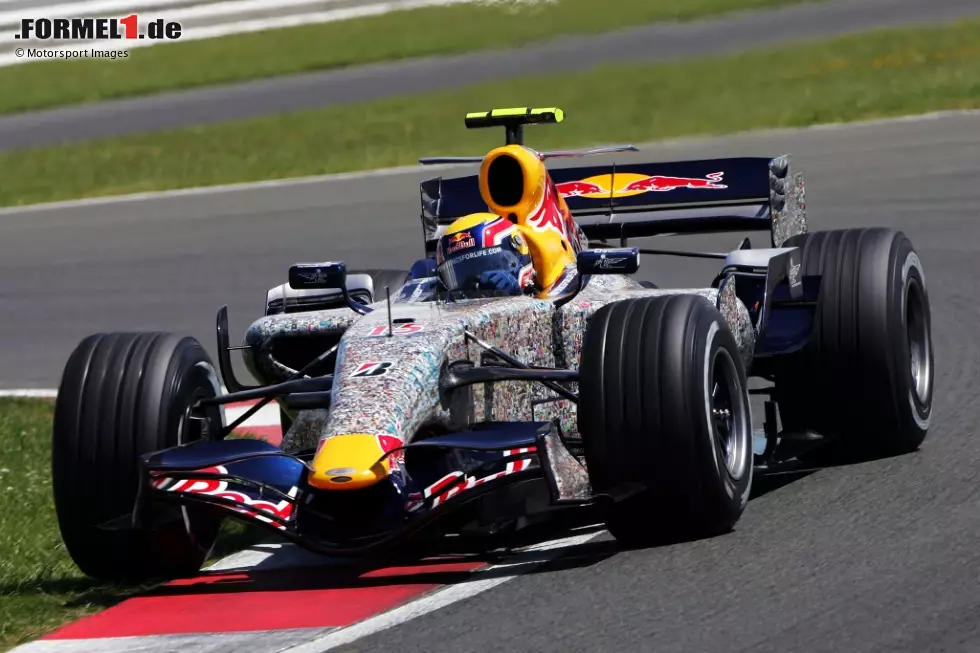 Foto zur News: Red Bull ist insbesondere in den ersten Jahren immer wieder für ausgefallene Lackierungen bekannt. In Silverstone 2007 können tausende Fans ihr Foto auf dem Auto bewundern, wenn sie zuvor Geld für das Projekt &quot;Faces for Charity&quot; der Stiiftung &quot;Wings for Life&quot; gespendet haben.