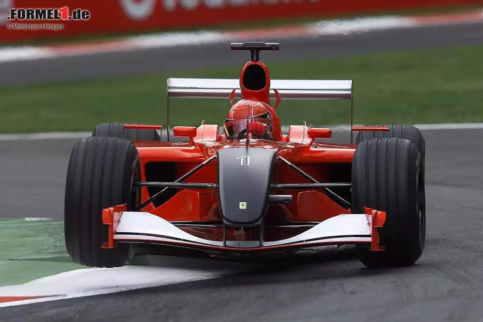 Foto zur News: Ganz ohne Sponsoren kommt Ferrari 2001 in Monza aus. Es ist das erste Rennen nach den Terroranschlägen am 11. September. Als Zeichen der Trauer fährt die Scuderia mit einer schwarzen Nase und verzichtet komplett auf Werbeaufkleber.