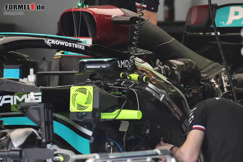 Foto zur News: Mercedes W12: Motorinstallation