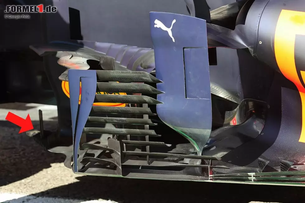 Bei den sogenannten Bargeboards, den seitlichen Windabweisern neben dem Cockpit, hat Red Bull ganz vorne zusätzliche Finnen installiert und auch deren Winkel verändert. Auch die Zahl der Finnen in der Ebene darüber ist erhöht und die Elemente sind insgesamt neu ausgerichtet worden. Foto zur News: Bei den sogenannten Bargeboards, den seitlichen Windabweisern neben dem Cockpit, hat Red Bull ganz vorne zusätzliche Finnen installiert und auch deren Winkel verändert. Auch die Zahl der Finnen in der Ebene darüber ist erhöht und die Elemente sind insgesamt neu ausgerichtet worden.