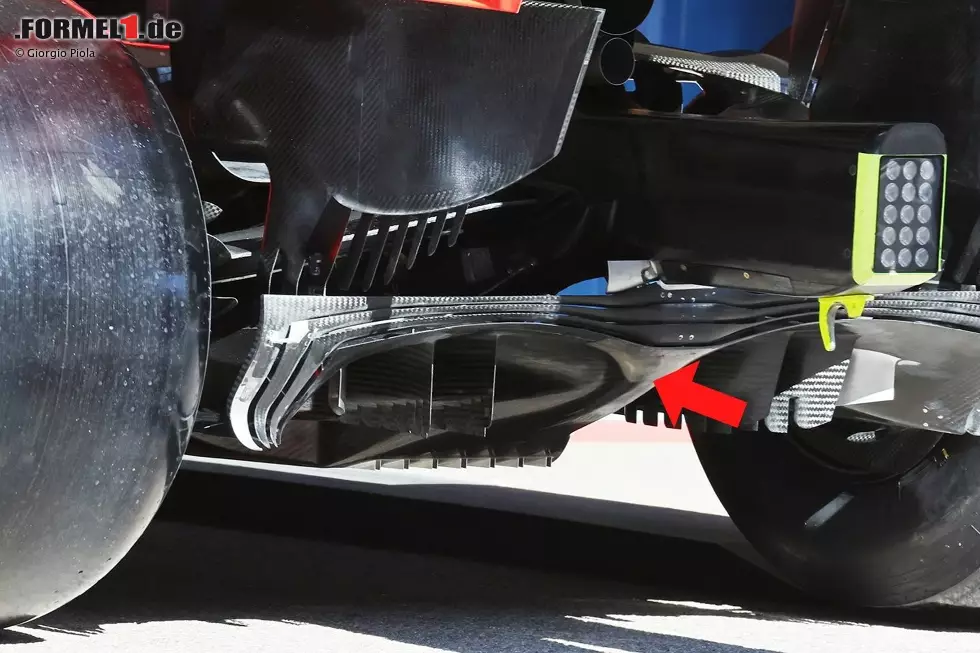Kommen wir zum Diffusor im Heck des Rennautos. Dort hat Red Bull den zentralen, ansteigenden Bereich in der Mitte schmaler gestaltet. Damit gibt das Team dem Luftstrom unter dem Auto mehr Platz. Gleichzeitig wird der Luftkanal unter der Crashstruktur verengt. Foto zur News: Kommen wir zum Diffusor im Heck des Rennautos. Dort hat Red Bull den zentralen, ansteigenden Bereich in der Mitte schmaler gestaltet. Damit gibt das Team dem Luftstrom unter dem Auto mehr Platz. Gleichzeitig wird der Luftkanal unter der Crashstruktur verengt.