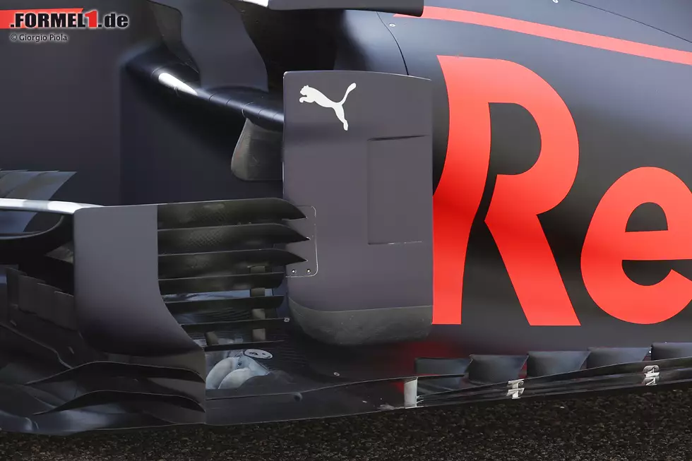 Die größten Änderungen gibt es bei den seitlichen Luftleitblechen an der Schulter der Seitenkästen. Hier hat Red Bull seine Konstruktionen umfangreich modifiziert, um den Luftstrom unter dem Auto und an den Seitenkästen vorbei zu optimieren. Unser Bild zeigt die bisherige Lösung, die bis Imola verwendet wurde. Foto zur News: Die größten Änderungen gibt es bei den seitlichen Luftleitblechen an der Schulter der Seitenkästen. Hier hat Red Bull seine Konstruktionen umfangreich modifiziert, um den Luftstrom unter dem Auto und an den Seitenkästen vorbei zu optimieren. Unser Bild zeigt die bisherige Lösung, die bis Imola verwendet wurde.