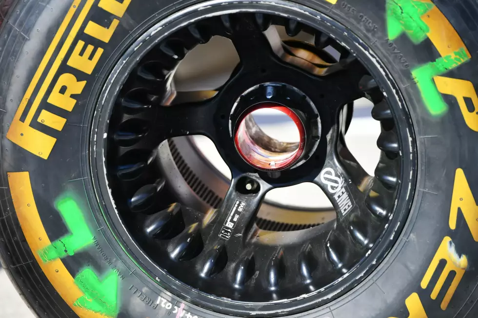 Foto zur News: Formel-1-Felge mit Pirelli-Reifen