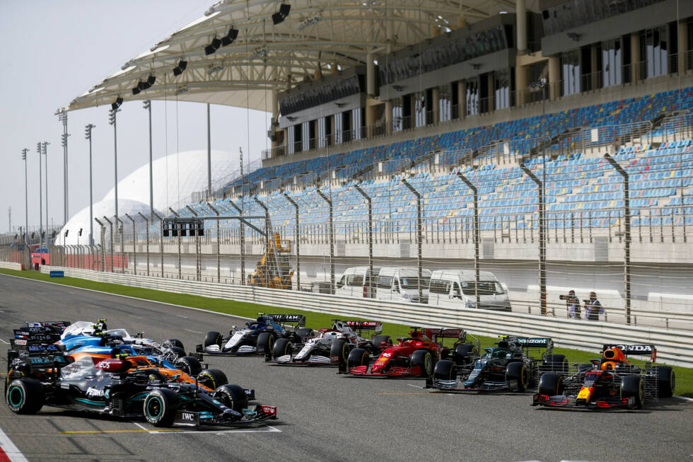Foto zur News: Die Formel-1-Autos 2021 auf der Strecke: Hier zeigen wir erste Fahrbilder der neuen Rennwagen beim Formel-1-Test in Bahrain!