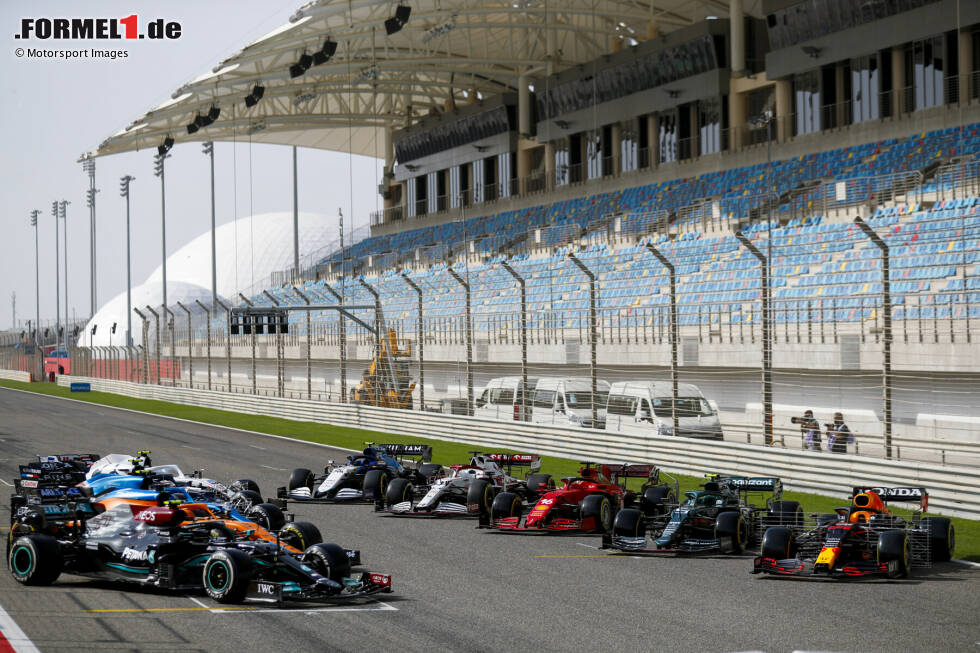 Die Formel-1-Autos 2021 auf der Strecke: Hier zeigen wir erste Fahrbilder der neuen Rennwagen beim Formel-1-Test in Bahrain! Die Formel-1-Autos 2021 auf der Strecke: Hier zeigen wir erste Fahrbilder der neuen Rennwagen beim Formel-1-Test in Bahrain!