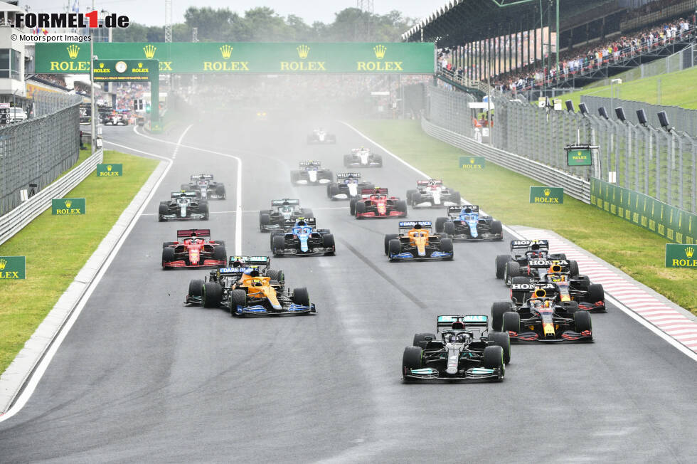 Beim Start zum Großen Preis von Ungarn geht es heiß her! Nach einem schlechten Start verpasst Valtteri Bottas den Bremspunkt für Kurve 1 und rauscht ins Heck von Lando Norris, der sein Auto aus der Kontrolle verliert. Beim Start zum Großen Preis von Ungarn geht es heiß her! Nach einem schlechten Start verpasst Valtteri Bottas den Bremspunkt für Kurve 1 und rauscht ins Heck von Lando Norris, der sein Auto aus der Kontrolle verliert.
