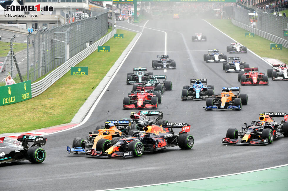 Norris rutscht in den Red Bull von Max Verstappen und rammt ihn dabei in die Auslaufzone. Norris rutscht in den Red Bull von Max Verstappen und rammt ihn dabei in die Auslaufzone.