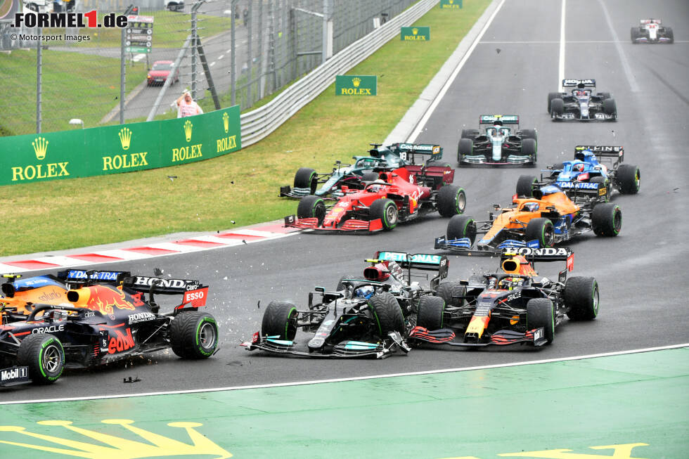 Bottas rutscht mit seinem Mercedes derweil ausgerechnet in den zweiten Red Bull von Sergio Perez. Für den Mexikaner ist das Rennen daraufhin beendet. Bottas rutscht mit seinem Mercedes derweil ausgerechnet in den zweiten Red Bull von Sergio Perez. Für den Mexikaner ist das Rennen daraufhin beendet.