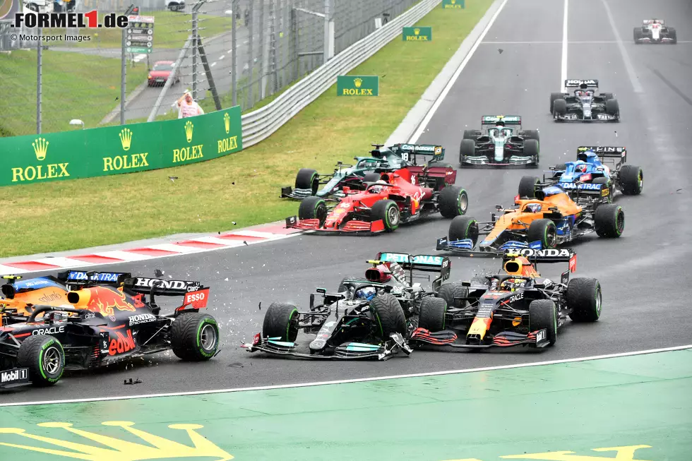 Foto zur News: Bottas rutscht mit seinem Mercedes derweil ausgerechnet in den zweiten Red Bull von Sergio Perez. Für den Mexikaner ist das Rennen daraufhin beendet.