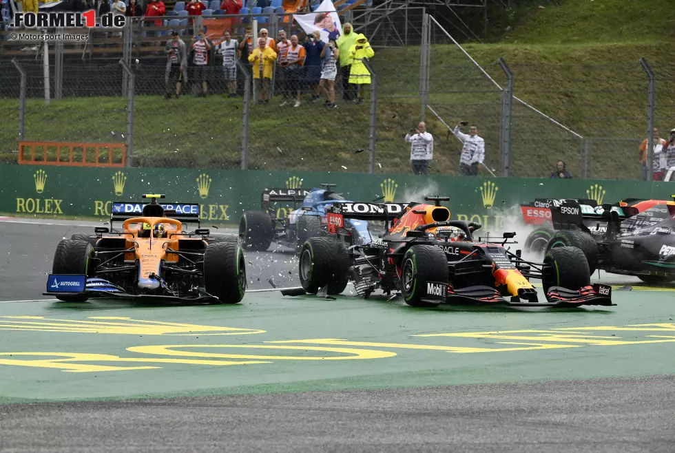 Foto zur News: Damit hat Mercedes-Pilot Bottas in der ersten Kurve gleich beide Autos vom größten WM-Rivalen auf dem Gewissen. Das sorgt nach dem Startcrash von Silverstone natürlich für weitere Diskussionen.