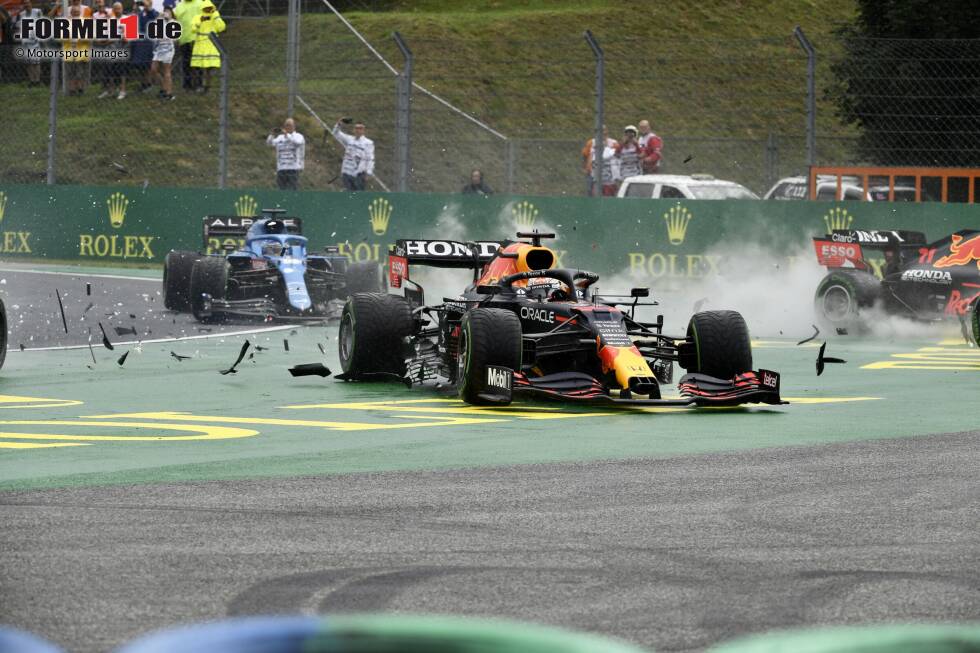 Foto zur News: Im Gegensatz zu Bottas, Norris und Perez kommt Max Verstappen noch glimpflich davon. Zwar ist sein Auto stark beschädigt, doch immerhin kann der Niederländer weiterfahren und sich am Ende noch in die Punkte retten.