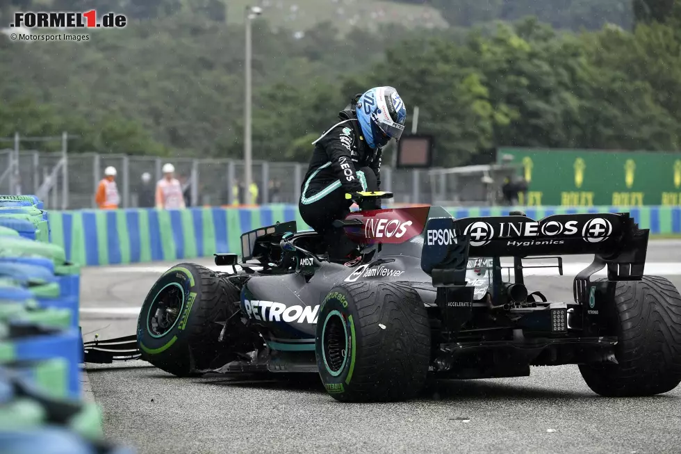 Foto zur News: Valtteri Bottas stellt sein Auto hingegen ab und ist anschließend sichtlich frustriert. Den Fehler nimmt er auf seine eigene Kappe.