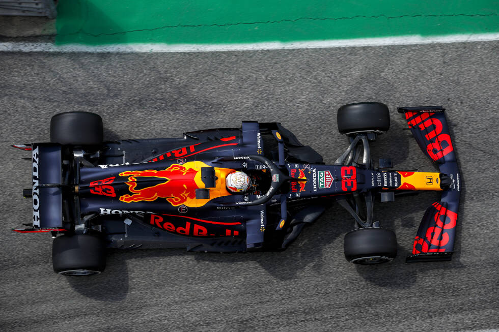 Foto zur News: Red Bull: Ebenfalls seit Jahresbeginn mit dem Z-Unterboden ausgestattet; der Ausschnitt verläuft hier länger als bei Mercedes, erst kurz vor dem Hinterreifen Übergang in die Diagonalform