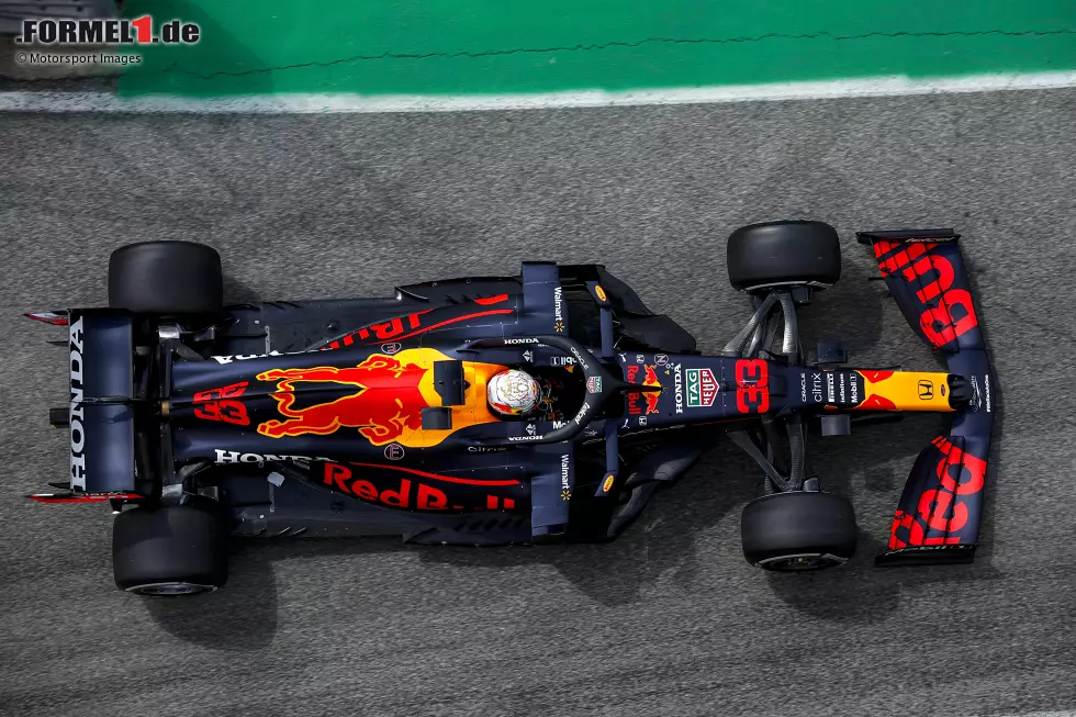 Foto zur News: Red Bull: Ebenfalls seit Jahresbeginn mit dem Z-Unterboden ausgestattet; der Ausschnitt verläuft hier länger als bei Mercedes, erst kurz vor dem Hinterreifen Übergang in die Diagonalform