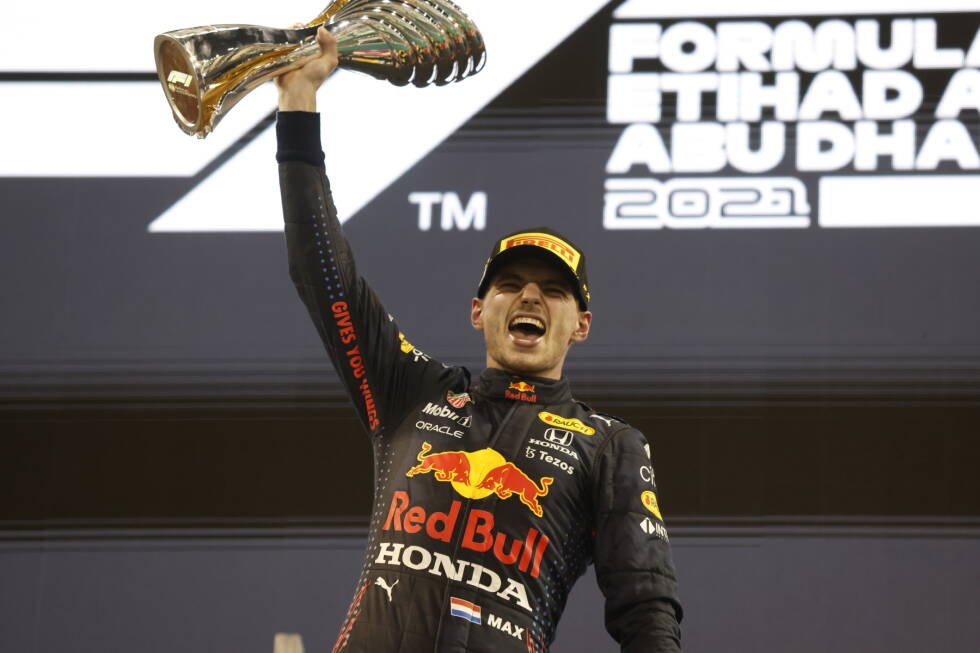 Foto zur News: Max Verstappen ist am Ziel seiner Träume: Er ist Formel-1-Weltmeister 2021! Und wie der Red-Bull-Fahrer den WM-Titelgewinn in Abu Dhabi gefeiert hat, das zeigen wir auf den nächsten Bildern ...