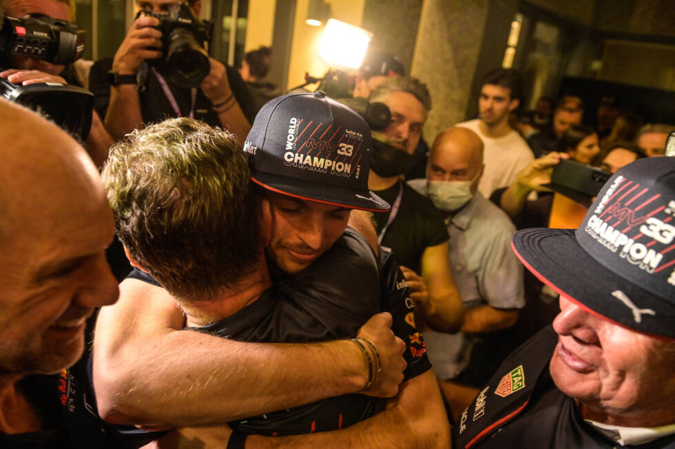 Foto zur News: In der Nacht von Abu Dhabi herzt Verstappen seine engsten Vertrauten bei Red Bull: Teamchef Horner, der ihn hier drückt. Mit Adrian Newey (links) und Marko (rechts) sind auch die zwei großen Masterminds des Teams dabei.