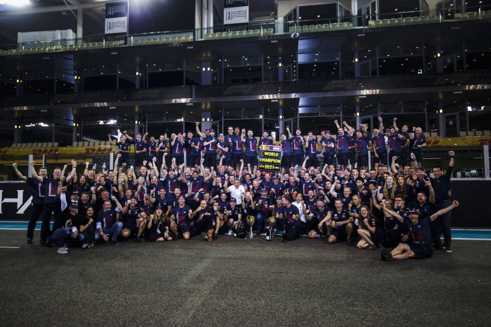 Foto zur News: Dann versammelt sich das gesamte Red-Bull-Team zum Fototermin in der Boxengasse. Beste Stimmung natürlich, bis ...