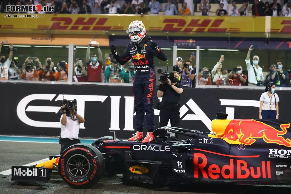 Foto zur News: Direkt nach dem Aussteigen ballt Verstappen erstmal die Fäuste und brüllt seine ganze Freude heraus, aber dann ...