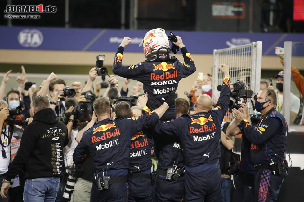 Foto zur News: ... kommen schon die Red-Bull-Mechaniker und nehmen ihren Champion auf die Schultern. Verstappen wird gefeiert!