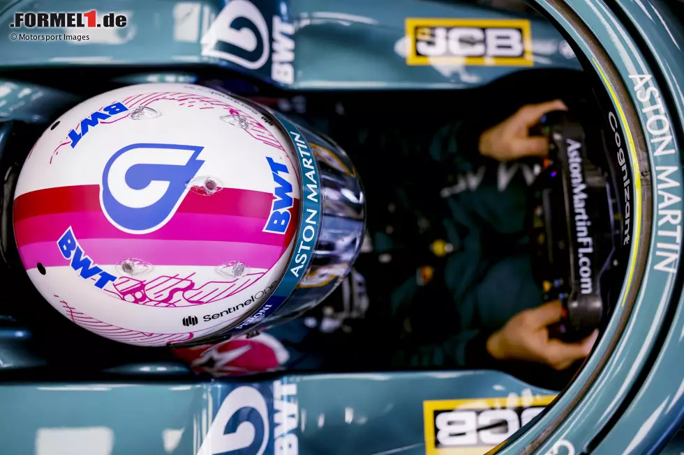 Foto zur News: Sebastian Vettel im Aston Martin AMR21