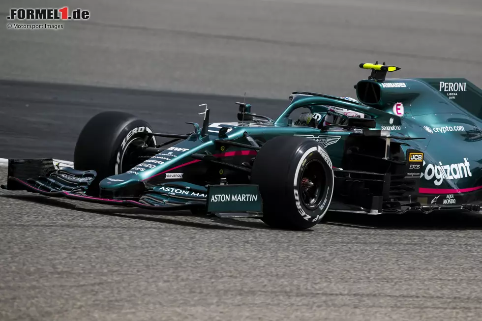 Foto zur News: Das neue Arbeitsgerät von Sebastian Vettel: Beim Testauftakt in Bahrain hat der viermalige Formel-1-Weltmeister erstmals den neuen Aston Martin AMR21 bewegt. Hier sind die schönsten Bilder dieser Fahrpremiere!