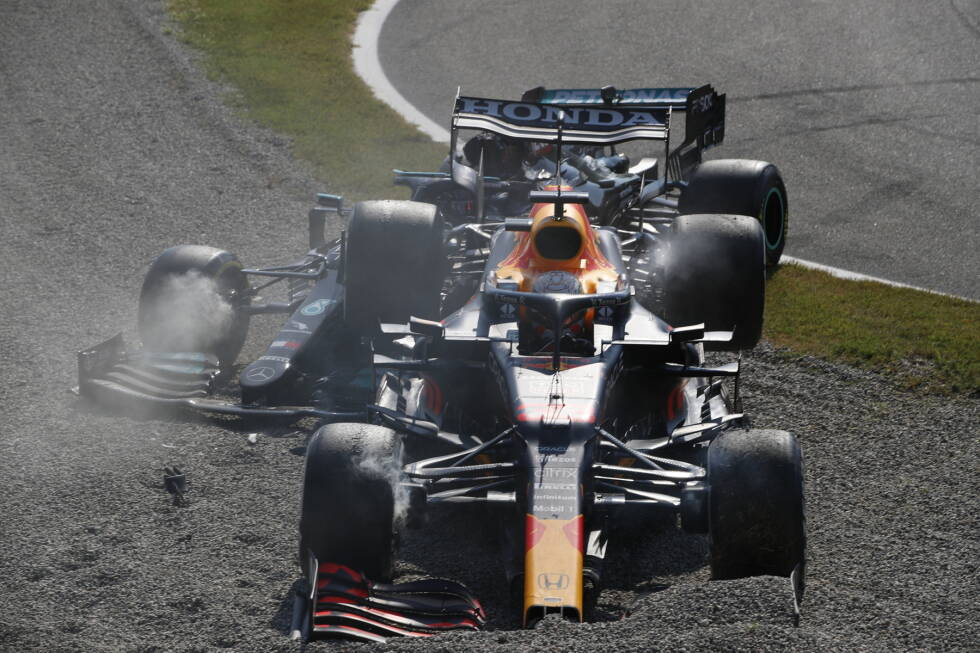 Foto zur News: Monza: Ein schlechter Boxenstopp von Red Bull bringt Verstappen und Hamilton auf der Strecke zusammen. In der ersten Schikane will Verstappen außenrum vorbei, doch Hamilton hält dagegen - es kracht zwischen den beiden Titelkandidaten! Ergebnis: Beide fallen auf der Stelle aus. Verstappen hat im Sprint gepunktet, daher: 221,5:226,5 Punkte.