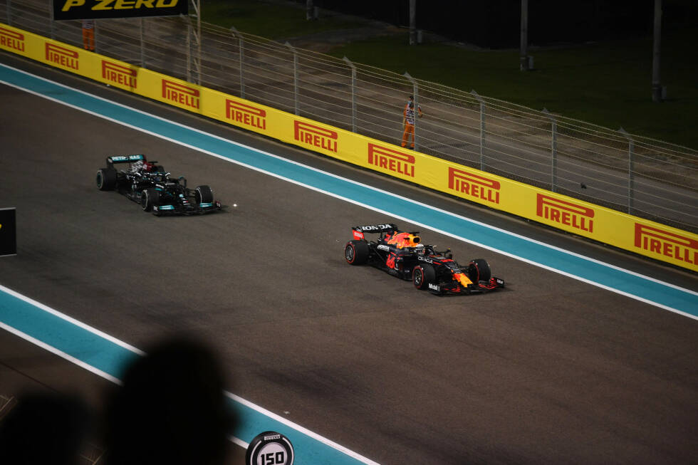 Foto zur News: Abu Dhabi: Die Entscheidung fällt im letzten Rennen und in der letzten Runde, nach dem Restart infolge einer späten Safety-Car-Phase. Verstappen hat Reifenvorteil und überholt Hamilton, gewinnt das Rennen und die WM. Am Ende steht es 395,5:387,5 Punkten zugunsten von Verstappen.
