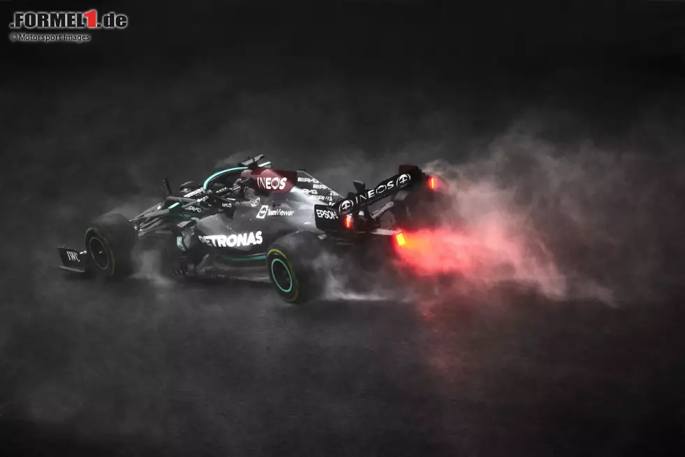 Istanbul: In der Türkei erwischt es auch Hamilton. Sein neuer Motor kostet ihn Startplätze, die er im Rennen auf nasser Strecke nicht alle wettmachen kann. Er wird Fünfter, Verstappen belegt P2 hinter Bottas - und wieder wechselt die Führung in der Gesamtwertung. Neuer Zwischenstand: 256,5:262,5 Punkte. Foto zur News: Istanbul: In der Türkei erwischt es auch Hamilton. Sein neuer Motor kostet ihn Startplätze, die er im Rennen auf nasser Strecke nicht alle wettmachen kann. Er wird Fünfter, Verstappen belegt P2 hinter Bottas - und wieder wechselt die Führung in der Gesamtwertung. Neuer Zwischenstand: 256,5:262,5 Punkte.