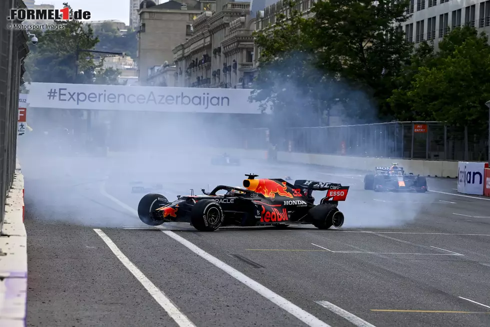 Foto zur News: Baku: Der nächste Verstappen-Sieg scheint nur eine Formsache zu sein. Dann wirft ein Reifenschaden Verstappen in Führung liegend aus dem Rennen. Hamilton könnte profitieren, versemmelt aber einen Re-Start und punktet ebenfalls nicht. Es bleibt daher bei 101:105 Punkten.