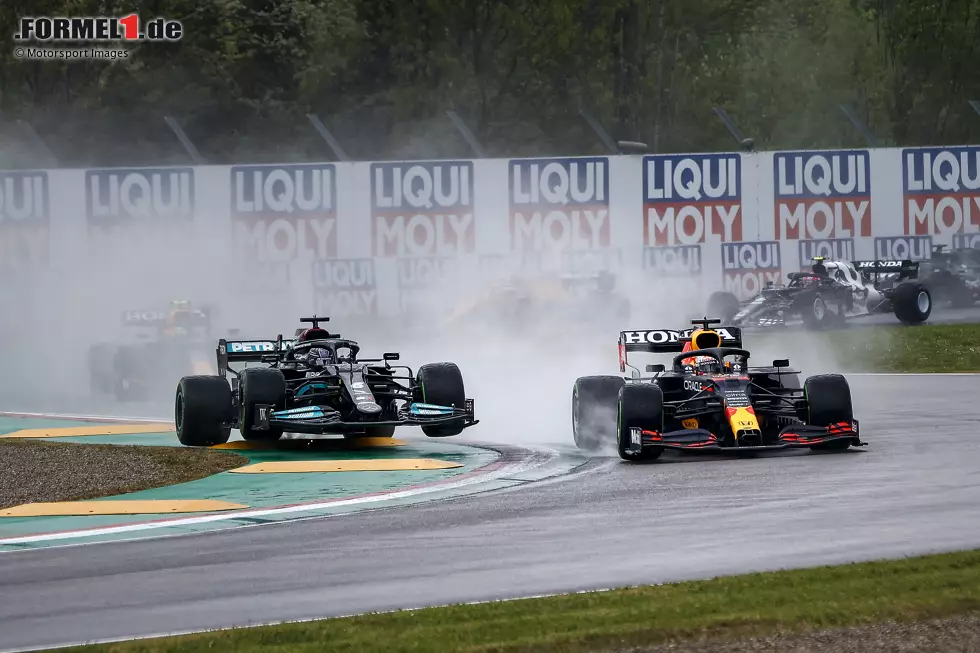 Foto zur News: Imola: Verstappen schickt Hamilton in der ersten Kurve über den Randstein und fährt erstmals 2021 die Ellenbogen aus. Mit Erfolg: Er siegt im zweiten Saisonrennen, Hamilton wird Zweiter - und holt den Bonuspunkt für die schnellste Runde. Neuer Zwischenstand: 44:43 Punkte.