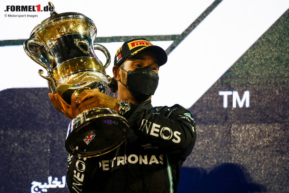 Sachir: Beim Auftakt in Bahrain gewinnt Hamilton vor Verstappen, obwohl es bei den Testfahrten weniger gut ausgesehen hatte für Mercedes. Hamilton führt damit in der WM mit 25:18 Punkten. Sachir: Beim Auftakt in Bahrain gewinnt Hamilton vor Verstappen, obwohl es bei den Testfahrten weniger gut ausgesehen hatte für Mercedes. Hamilton führt damit in der WM mit 25:18 Punkten.