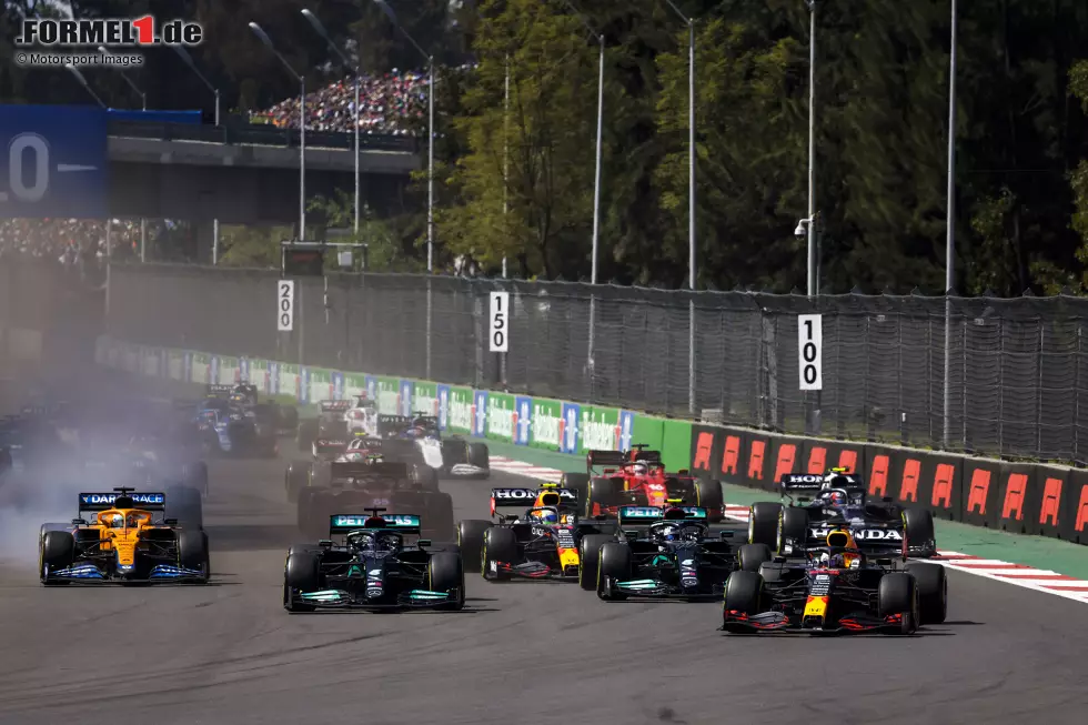 Mexiko: Auf dem Papier eine Red-Bull-Strecke, doch überraschend sichert sich Mercedes die Startplätze 1 und 2. Hilft aber nichts, denn im Rennen katapultiert sich Verstappen gleich beim Start an Hamilton und Bottas vorbei! Er gibt die Führung nicht mehr ab und baut auch seine WM-Führung weiter aus: 312,5:293,5 Punkte. Foto zur News: Mexiko: Auf dem Papier eine Red-Bull-Strecke, doch überraschend sichert sich Mercedes die Startplätze 1 und 2. Hilft aber nichts, denn im Rennen katapultiert sich Verstappen gleich beim Start an Hamilton und Bottas vorbei! Er gibt die Führung nicht mehr ab und baut auch seine WM-Führung weiter aus: 312,5:293,5 Punkte.