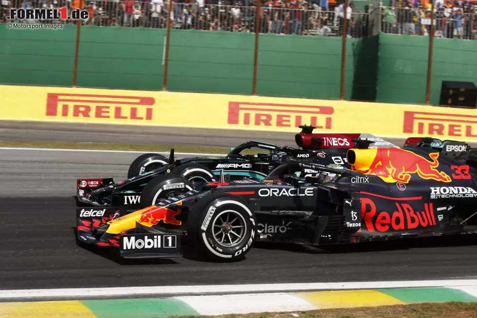 Brasilien: Alles spricht gegen Hamilton, der nach dem Qualifying disqualifiziert wird, im Sprint als Letzter starten muss und für das Rennen zudem eine Fünf-Positionen-Gridstrafe bekommt. Gegen alle Widerstände gewinnt der Weltmeister trotzdem! Ist es der Wendepunkt in der WM? Jedenfalls kommt er erst einmal heran: 332,5:318,5 Punkte. Foto zur News: Brasilien: Alles spricht gegen Hamilton, der nach dem Qualifying disqualifiziert wird, im Sprint als Letzter starten muss und für das Rennen zudem eine Fünf-Positionen-Gridstrafe bekommt. Gegen alle Widerstände gewinnt der Weltmeister trotzdem! Ist es der Wendepunkt in der WM? Jedenfalls kommt er erst einmal heran: 332,5:318,5 Punkte.