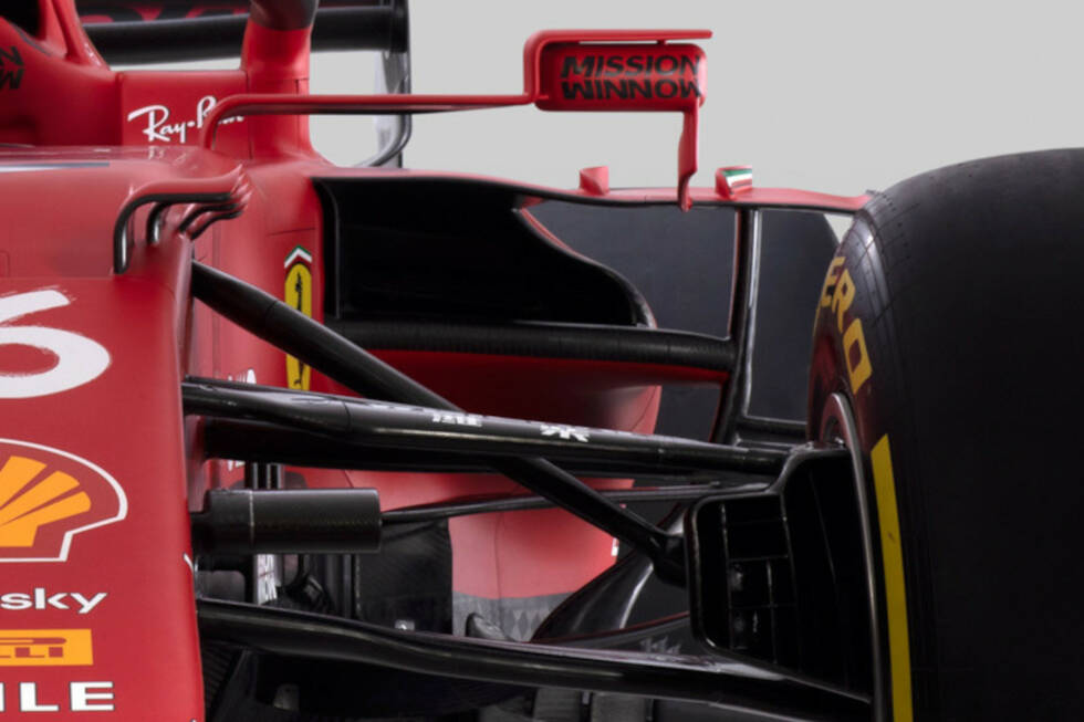 Foto zur News: Dazu passend hat Ferrari die Öffnung des Seitenkastens verändert, im Vergleich zu 2020 verkleinert. Das ist in der Frontalansicht gut zu sehen. Und ...