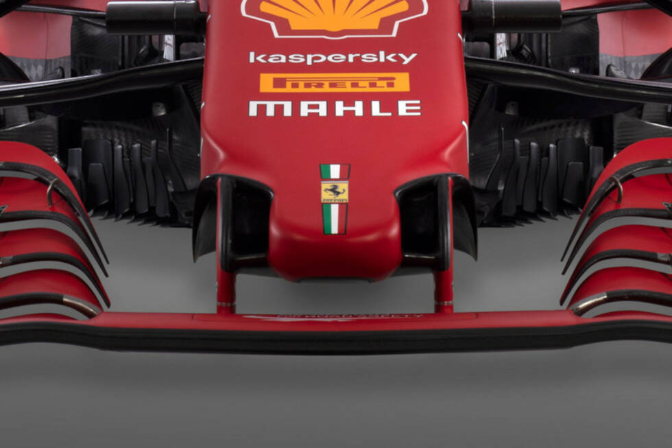 Foto zur News: ... Ferrari nun auf eine Lösung setzt, wie sie zum Beispiel Racing Point oder Alfa Romeo schon vor Jahren verwendet haben. Gut zu erkennen sind die &quot;Nüstern&quot; links und rechts der Nasenspitze sowie das daran ansetzende &quot;Cape&quot;, wie es einst Mercedes eingeführt hat.