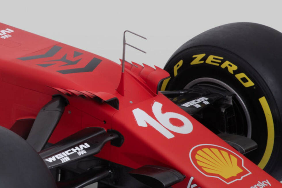 Foto zur News: Auf Höhe der Vorderräder sprießen einige kleine Winglets aus der Frontpartie des Fahrzeugs. Bei Ferrari sind das gleich vier Stück pro Seite und damit mehr als bei jedem anderen Auto im 2021er-Feld.
