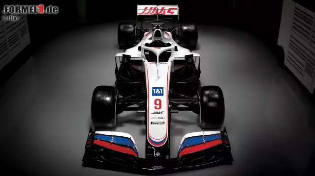 Foto zur News: US-Team Haas hat sein Farbdesign für die Formel-1-Saison 2021 vorgestellt. Das Auto von Mick Schumacher und Nikita Masepin läuft im Russland-Look auf, passend zum neuen Titelsponsor Uralkali! Hier die weiteren Bilder ...